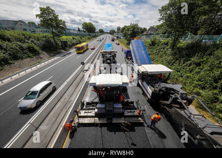 Essen, Ruhrgebiet, Nordrhein-Westfalen, Deutschland - Straßenbau, Asphalt die Arbeiten an der Autobahn A52, Anwendung von silent Asphalt. Essen, Ruhrgeb Stockfoto