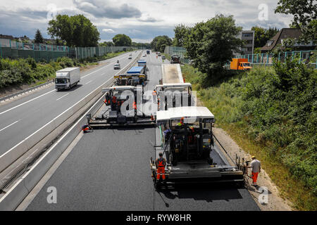 Essen, Ruhrgebiet, Nordrhein-Westfalen, Deutschland - Straßenbau, Asphalt die Arbeiten an der Autobahn A52, Anwendung von silent Asphalt. Essen, Ruhrgeb Stockfoto