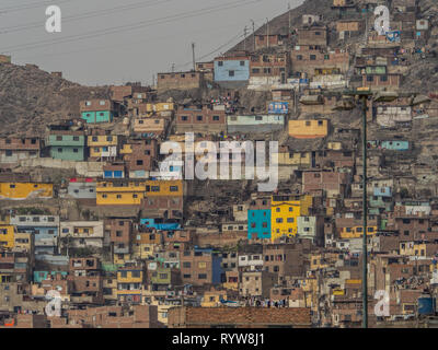 Lima, Peru - 07 Dezember, 2018: Teil des Slums an der Seite des Cerro San Cristobal, Anden, Lima, Peru Stockfoto