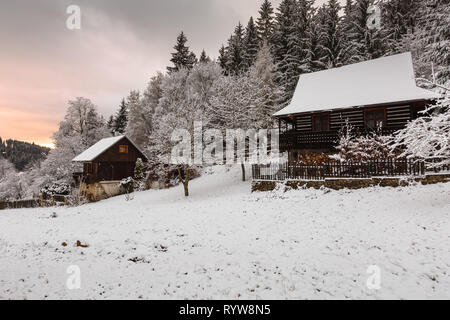 Traditionelle Hütten im Dorf Cremosne anmelden, Turiec region, Slowakei. Stockfoto