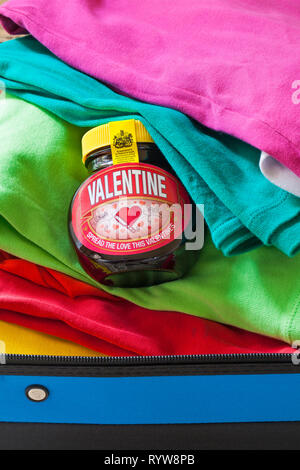 Sonderausgabe jar von Valentine Marmite von Unilever, Verbreitung die Liebe dieser Valentines, im Koffer bereit für den Urlaub gepackt Stockfoto