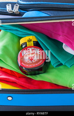 Sonderausgabe jar von Valentine Marmite von Unilever, Verbreitung die Liebe dieser Valentines, im Koffer bereit für den Urlaub gepackt Stockfoto