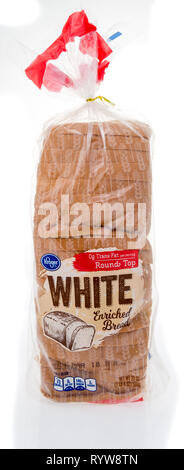 Winneconne, WI - 10 März 2019: ein Laib Kroger weiß angereichertes Brot auf einem isolierten Hintergrund Stockfoto