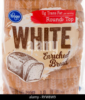 Winneconne, WI - 10 März 2019: ein Laib Kroger weiß angereichertes Brot auf einem isolierten Hintergrund Stockfoto