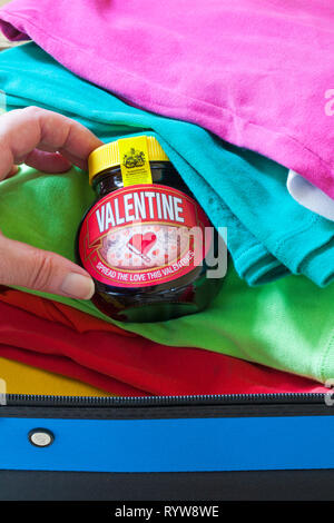 Sonderausgabe jar von Valentine Marmite von Unilever, Verbreitung die Liebe dieser Valentines, im Koffer bereit für den Urlaub gepackt Stockfoto