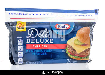 Winneconne, WI - 10 März 2019: ein Paket von Kraft deli deluxe American Käse auf einem isolierten Hintergrund Stockfoto