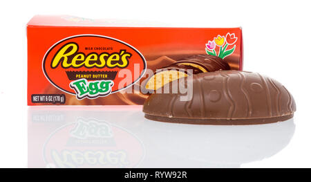 Winneconne, WI - 10 März 2019: ein Paket von reeses Peanut butter Ei auf einem isolierten Hintergrund Stockfoto