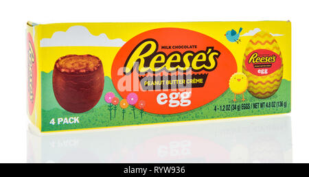 Winneconne, WI - 10 März 2019: ein Paket von reeses Peanut butter Creme Ei auf einem isolierten Hintergrund Stockfoto