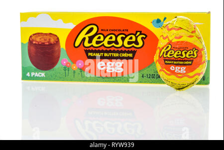 Winneconne, WI - 10 März 2019: ein Paket von reeses Peanut butter Creme Ei auf einem isolierten Hintergrund Stockfoto