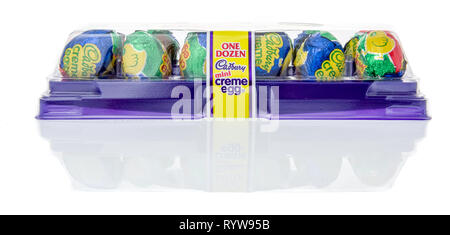 Winneconne, WI - 10 März 2019: ein Paket von mini Cadbury Creme Egg auf einem isolierten Hintergrund Stockfoto