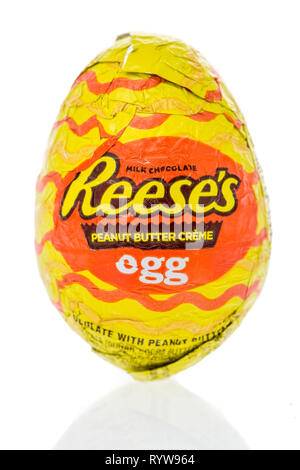 Winneconne, WI - 10 März 2019: ein Paket von reeses Peanut butter Creme Ei auf einem isolierten Hintergrund Stockfoto