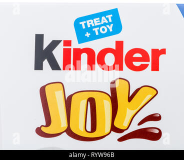 Winneconne, WI - 10 März 2019: ein Paket von Kinder Freude Ei behandeln und Spielzeug in einem isolierten Hintergrund Stockfoto