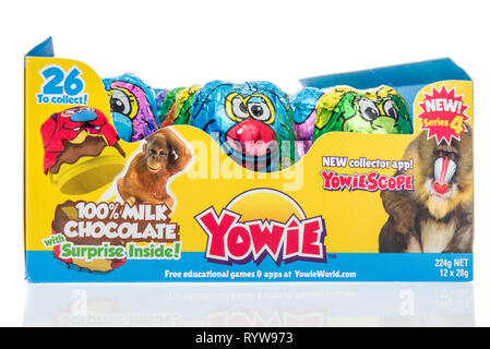Winneconne, WI - 10 März 2019: ein Paket Yowie Schokoladen-Ei mit Überraschung im Inneren auf einem isolierten Hintergrund Stockfoto