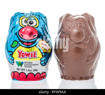 Winneconne, WI - 10 März 2019: ein Paket Yowie Schokoladen-Ei mit Überraschung im Inneren auf einem isolierten Hintergrund Stockfoto