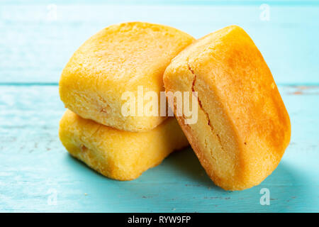 Seitenansicht Ananas Kuchen auf blauem Hintergrund Stockfoto