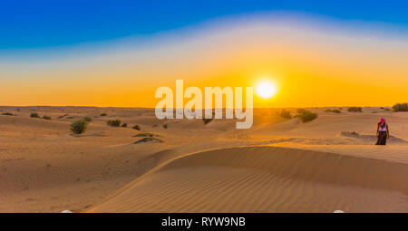Sonnenuntergang über Sanddünen im Dubai Desert Conservation Reserve, Vereinigte Arabische Emirate. Kopieren Sie Platz für Text Stockfoto