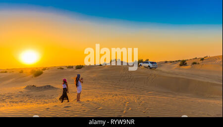 DUBAI, VEREINIGTE ARABISCHE EMIRATE - Dezember 13, 2018: Sonnenuntergang über Sanddünen im Dubai Desert Conservation Reserve. Kopieren Sie Platz für Text Stockfoto