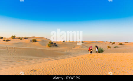 Sonnenuntergang über Sanddünen im Dubai Desert Conservation Reserve, Vereinigte Arabische Emirate. Kopieren Sie Platz für Text Stockfoto