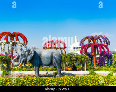 DUBAI, VEREINIGTE ARABISCHE EMIRATE - Dezember 13, 2018: Elefant Skulptur in Dubai Wunder Garten Stockfoto