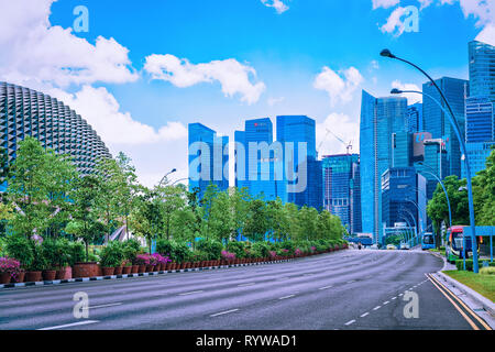 Singapur, Singapur - 1. März 2016: Skyline von Downtown Core Marina Bay finanziellen Zentrum von Singapur. Blick von der Esplanade Drive Stockfoto