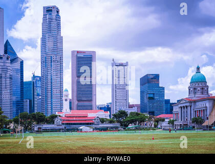 Singapur, Singapur - 1. März 2016: Skyline von einem Raffles Place und UOB Gebäude mit alten Supreme Court und Victoria Theater- und Konzertsaal im S Stockfoto