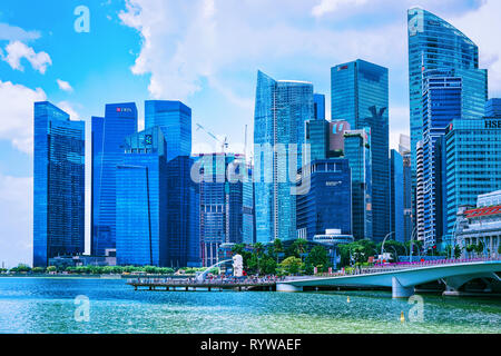 Singapur, Singapur - 1. März 2016: Skyline im Kern der Innenstadt an der Marina Bay in Singapur. Stockfoto