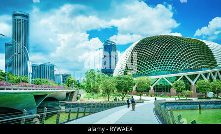 Singapur, Singapur - 1. März 2016: Esplanade, Theater an der Bucht. Skyline im Kern der Innenstadt an der Marina Bay Financial Centre, Singapur. Stockfoto