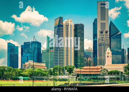 Singapur, Singapur - 1. März 2016: Skyline mit einem Raffles Place und UOB Gebäude mit Victoria Theater und die Konzerthalle in Singapur Stockfoto