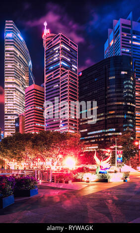 Singapur, Singapur - 1. März 2016: Skyline der Innenstadt am Ufer der Marina Bay in Singapur bei Nacht. Stadtbild von Wolkenkratzern. Stockfoto