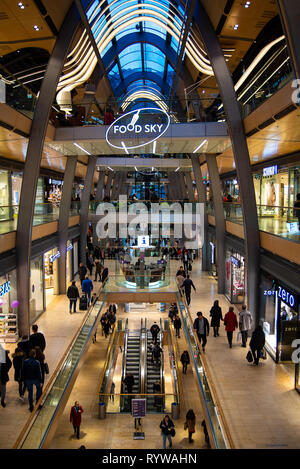 Die Menschen laufen im Euro Passage Shopping Center am Nachmittag Stockfoto