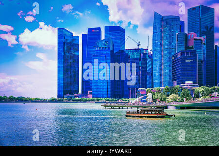 Singapur, Singapur - 1. März 2016: Fähre und Skyline im Kern der Innenstadt an der Marina Bay in Singapur. Stockfoto