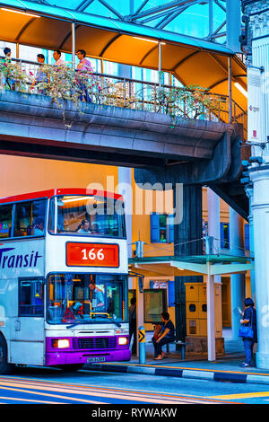 Singapur, Singapur - 29. Februar 2016: Bushaltestelle mit fahrgäste Touristen in Singapur. Stockfoto