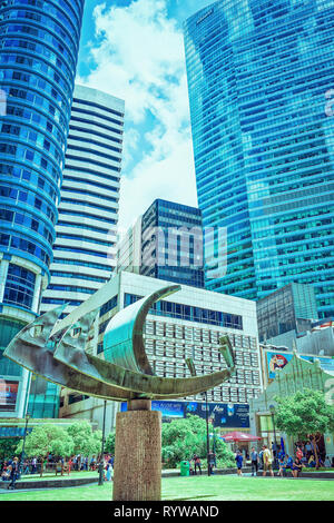 Singapur, Singapur - 1. März 2016: Versenden Sie Skulptur ein Raffles Place MRT u-Bahn-Eingang in finanziellen Zentrum von Singapur. Stockfoto