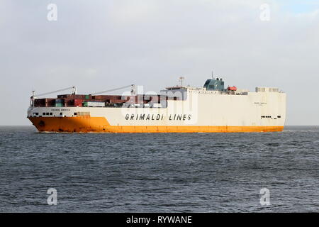 Das containerschiff/Ro-Ro-Schiff Grande Amerika läuft am 30. Dezember 2018 Cuxhaven und weiter in Richtung Nordsee. Stockfoto