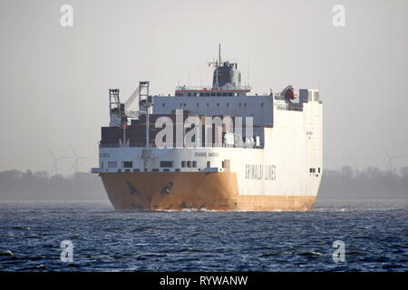 Das containerschiff/Ro-Ro-Schiff Grande Amerika läuft am 30. Dezember 2018 Cuxhaven und weiter in Richtung Nordsee. Stockfoto