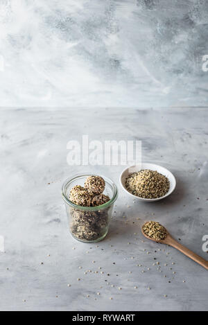 Hanf bliss Kugeln in ein Glas und kopieren Raum Stockfoto