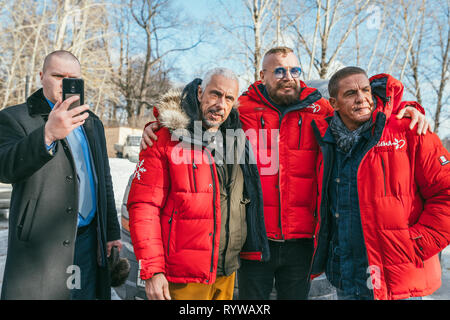 REGION MOSKAU, FRJASINO, GREBNEVO IMMOBILIEN - 09.MÄRZ 2019: Samy Naceri französische Star und Schauspieler von Taxi Filme und sein Bruder Bibi Nacery Besuch der Stockfoto