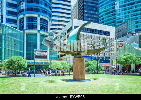 Singapur, Singapur - 1. März 2016: Schiff Skulptur in der Nähe von MRT U-Bahn Eingang an einem Raffles Place in finanziellen Zentrum von Singapur. Stockfoto