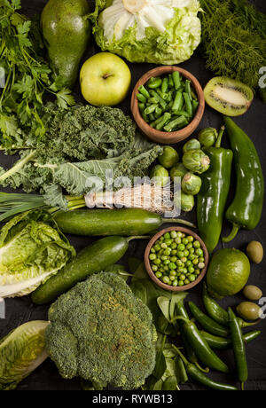 Gesundheit Grün essen Obst und Gemüse. Kale verlässt Broccoli Gurken lime Apple kiwi avocado Salat Rosenkohl Petersilie Hot Pepper Chili garl Stockfoto