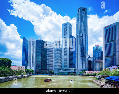 Singapur, Singapur - 1. März 2016: Wolkenkratzer der Innenstadt entlang Quay Stadtteil Damm von Singapur. UOB Plaza und einem Raffles Place buildi Stockfoto