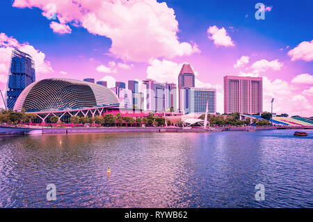 Singapur, Singapur - 1. März 2016: Esplanade, Theater an der Bucht. Skyline im Kern der Innenstadt an der Marina Bay Financial Center, von Singapur. Stockfoto