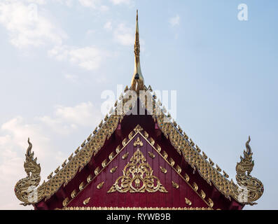 Geschnitzte florale Muster im traditionellen thailändischen Stil auf dem Giebel der thailändischen Kirche. (öffentliche Bereich nicht erforderlich Property Release) Stockfoto