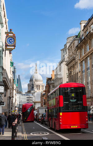 LONDON, UK - 11. MÄRZ 2019: roten Londoner Busse auf der Fleet Street in London mit Blick auf die St Paul's Kathedrale im Hintergrund. Stockfoto