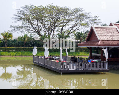 Holz Terrasse des lokalen Thai Restaurant auf dem kleinen Teich. Stockfoto