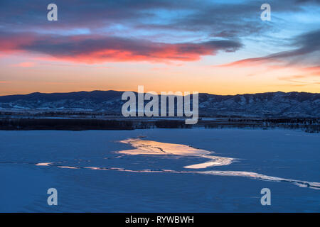 Sonnenuntergang gefrorenen See - Sonnenuntergang Blick auf einem zugefrorenen Bergsee. Chatfield Reservoir in Chatfield State Park, Denver-Littleton, Colorado, USA. Stockfoto