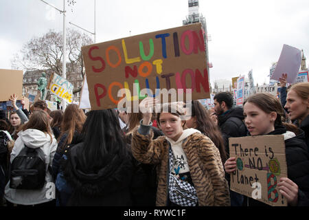 London, UK, 15. März, 2019. Die Studierenden Streik im Parlament Platz Politiker fragen, Verbesserung der Welt Bedingung zu machen. Stockfoto