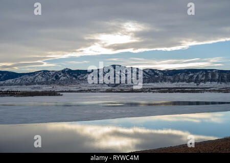 Winter Mountain Lake - Dunkle Gewitterwolken über eine teilweise gefrorenen Bergsee. Chatfield Reservoir, Chatfield State Park, Colorado, USA. Stockfoto