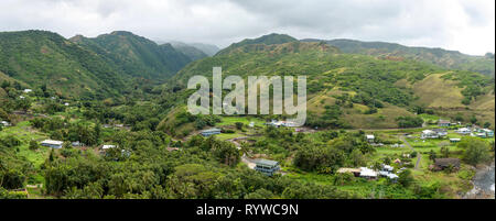 Dorf am Meer - Abend Panoramablick auf einem lokalen Dorf an der Nord - Ost Küste von West Maui, auf Kahekili Highway 340, Hawaii, USA. Stockfoto