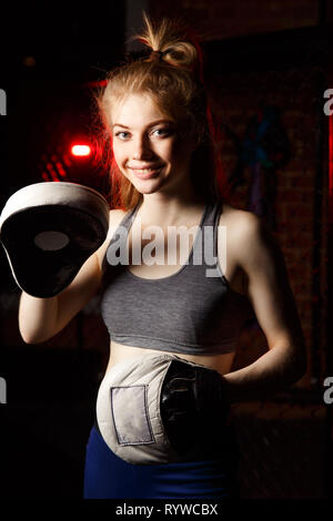 Portrait von Happy Sportlerin in Boxhandschuhen. Stockfoto