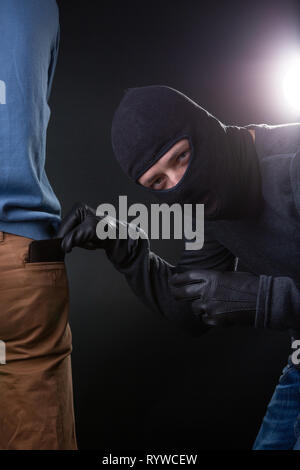 Dieb stiehlt Brieftasche vom Mann. Stockfoto